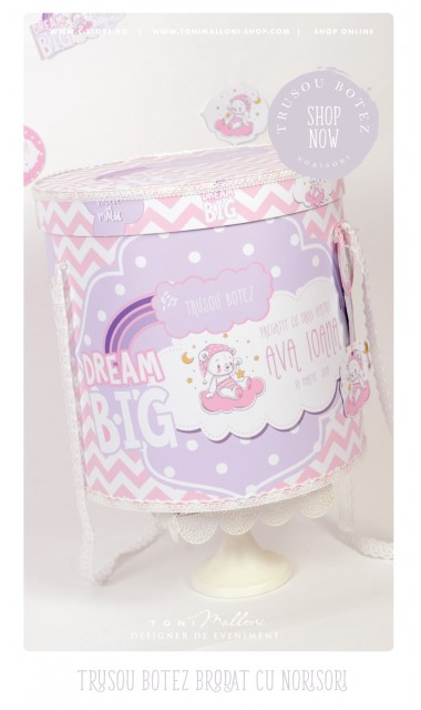 Trusou de botez personalizat si brodat cu norisori pufosi si ursuleti pentru fete, Dream big little girl 17
